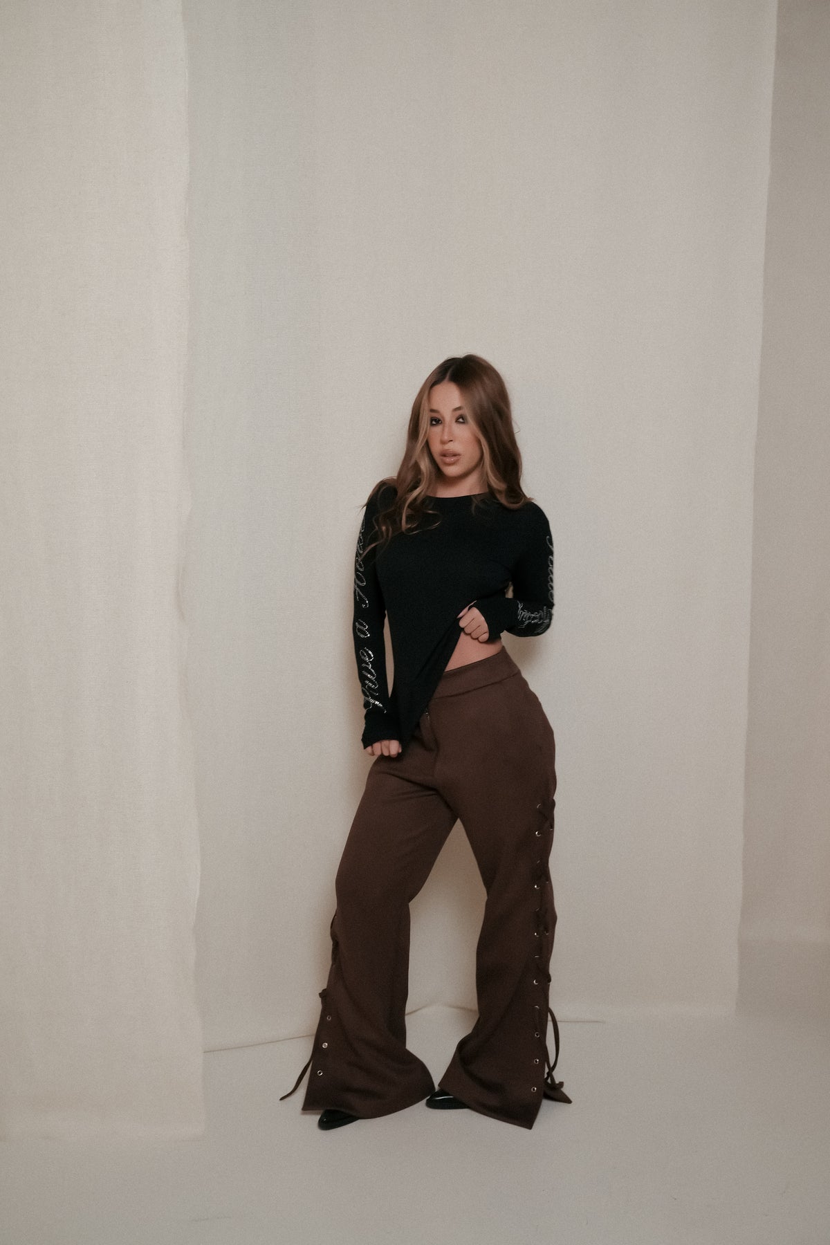 Calça Ilhós Suede