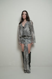 Vestido Tule Decote Manga Longa Amarração Zebra