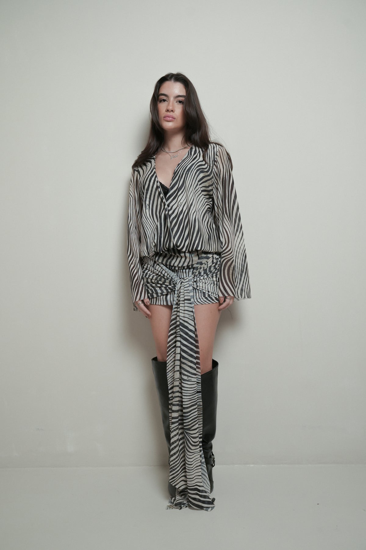 Vestido Tule Decote Manga Longa Amarração Zebra